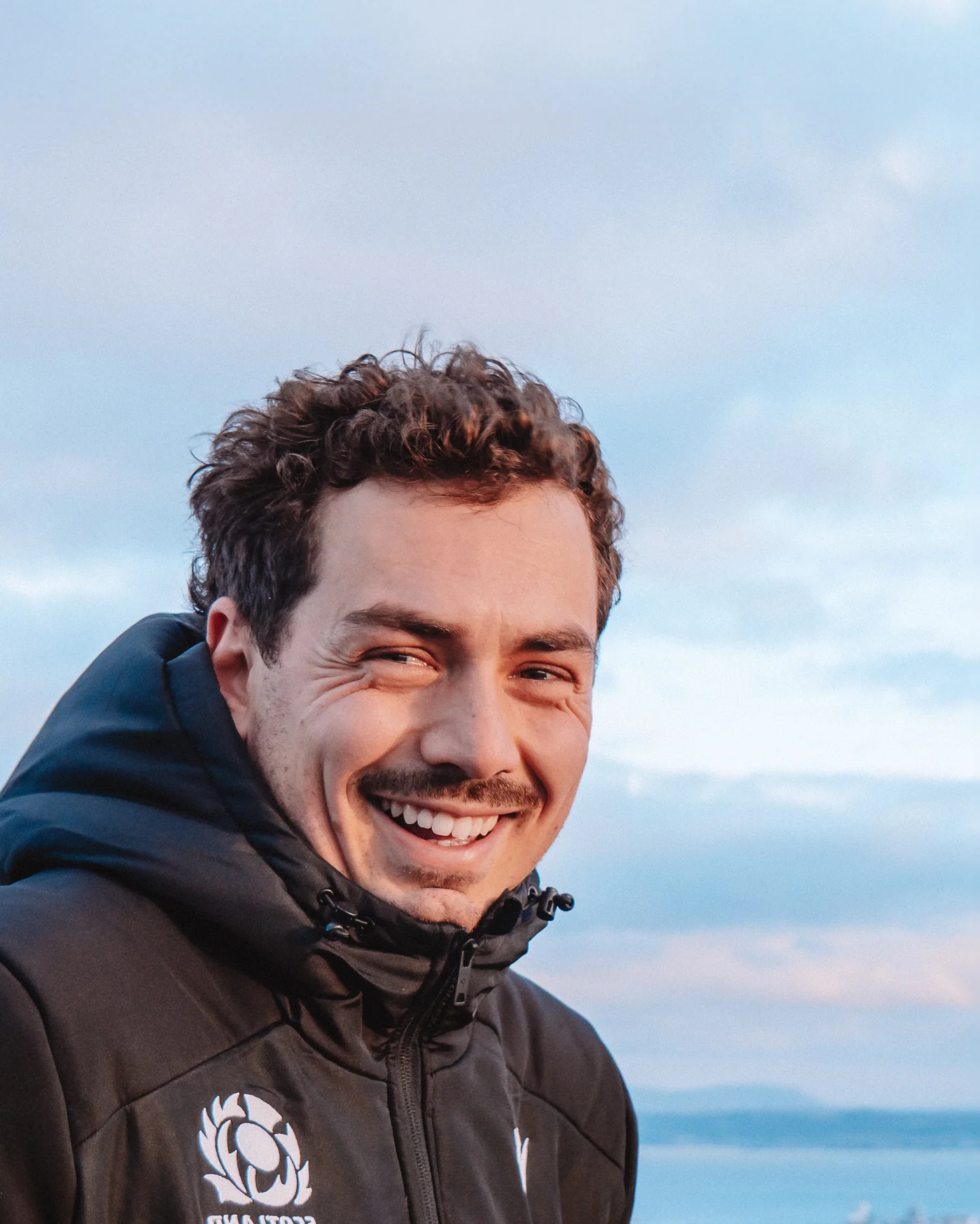 Portrait souriant de Camille Cassaigne face à la mer
