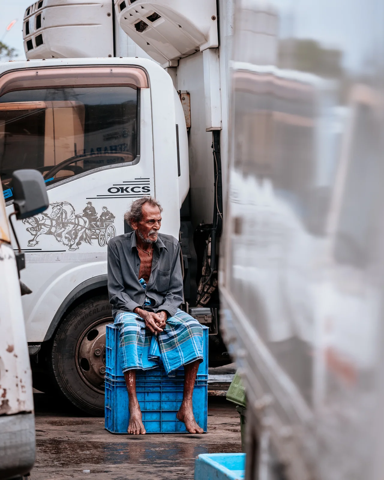 Un homme attend près d’un camion au cours d’un voyage en Asie.