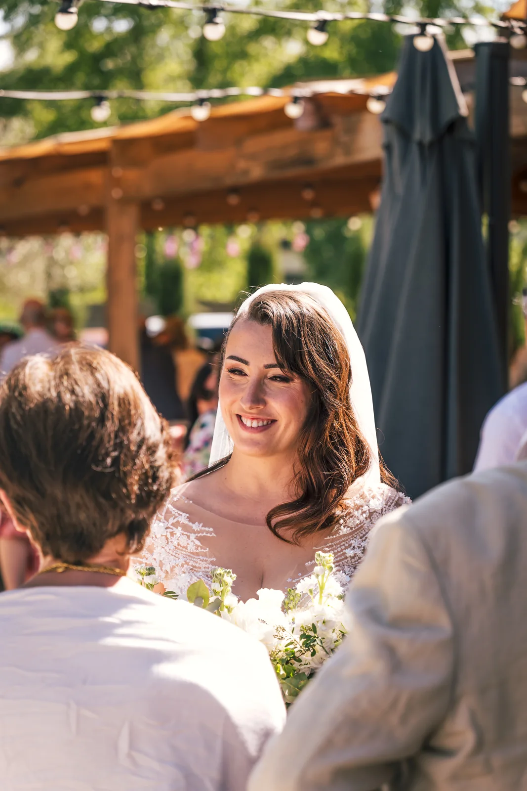 Une mariée sourit au milieu de ses proches pendant la réception.