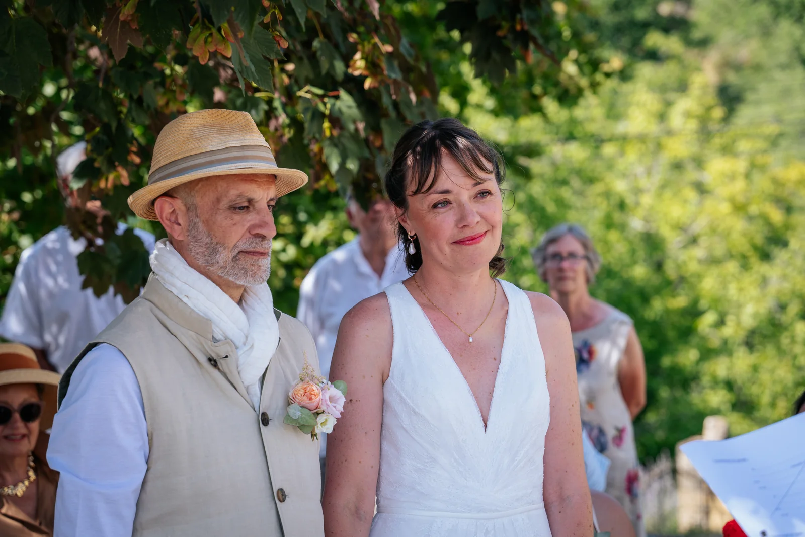 Une mariée et l’un de ses proches partagent un regard ému pendant la cérémonie.